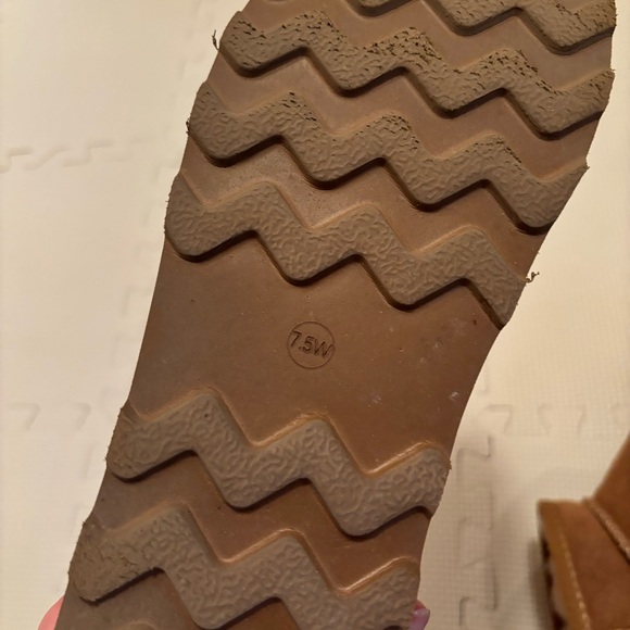 CUSHIONAIRE I PLATFORM BOOTS - Picture 4 of 4